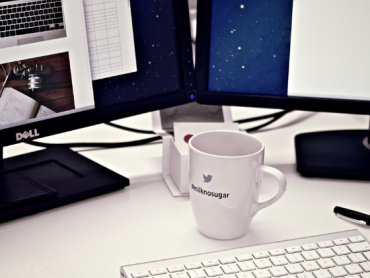 모니터 4대 대신 55인치 TV 1대로? 생산성 끝판왕 데스크셋업 후기