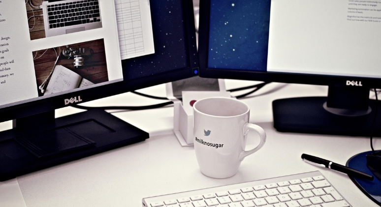 모니터 4대 대신 55인치 TV 1대로? 생산성 끝판왕 데스크셋업 후기